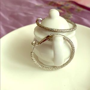 Silver tone earring hoops. 😻